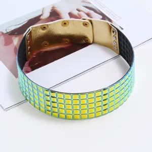 Punk Stil holografischer Choker Kragen, stylische metallische Nietenkette für Frauen Partys.