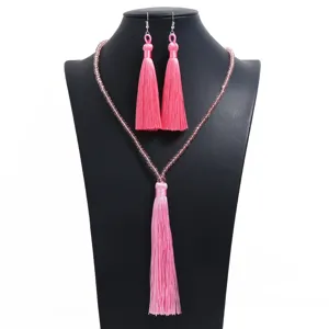 Rosa Kristallperlen lange Quaste Halskette und Ohrringe Set, elegante Modeschmuck Details.