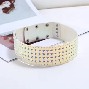 Holografischer Punk Nieten Choker Halsreif, auffällige bunte Statement Kette für Damen.