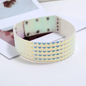 Detail der holografischen Nieten Choker Halskette, Punk Stil Laser PU Leder Kragen.