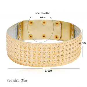 Detailansicht der goldenen Punk Choker Halskette mit Nieten und präzisen Abmessungen für Damen.