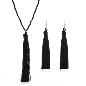 Schwarze Kristall-Perlenkette und Quasten-Ohrringe Set, schicker Modeschmuck für Damen.