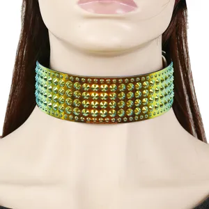 Breite schillernde Punk-Choker-Halskette mit mehreren Reihen glänzender Nieten für Damen.