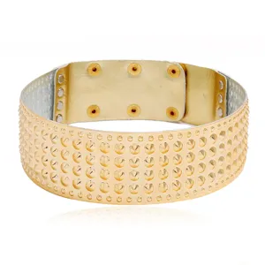 Goldene Nieten Choker Halsband Detail, breite Punk Rock Halskette mit Druckknöpfen.