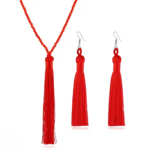 Rote Kristallperlen lange Eisseide Quaste Ohrringe und Halskette Detailansicht Schmuck Set.