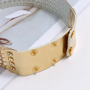 Goldene breite Choker Halskette mit glitzernden Strasssteinen und Nieten fuer Damen Schmuck.