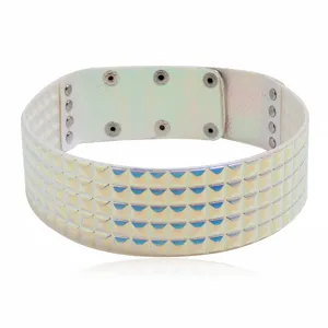 Holografische Nieten Choker Halskette, breiter Punk Leder Kragen für Damen Mode Detailansicht.
