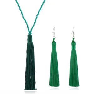 Grüne Kristallperlen lange Quaste Halskette und Ohrringe Set, stilvoller Modeschmuck.