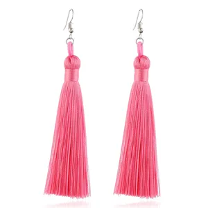 Lange rosa Seidenfaden Quaste Ohrringe Detailansicht, eleganter Modeschmuck fuer Damen.