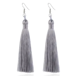 Detailansicht eleganter langer grauer Seidenquasten-Ohrringe, schickes Modeschmuck-Accessoire.