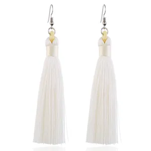 Elegante weiße Seidenquasten Ohrringe mit Silberhaken, lange Tropfen Ohrringe für Damen.