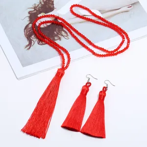 Roter Kristall Perlen lange Kette Eisside Quaste Ohrringe Set Modeschmuck Detail.