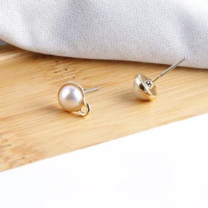 Goudkleurige legering imitatie parel oorknopjes DIY sieraden accessoires detail opname.