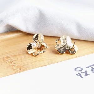 Gouden bloem parel legering oorbellen DIY, gedetailleerd overzicht voor handgemaakte sieraden.
