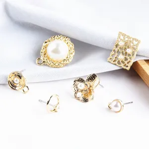 Detail van parel oorbellen onderdelen in goudlegering voor het maken van DIY sieraden.