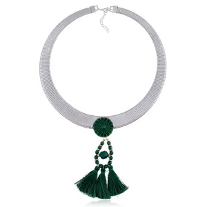 Detailansicht eines stilvollen silbernen Schlangenkett-Chokers mit grünem Kristall und Quasten.