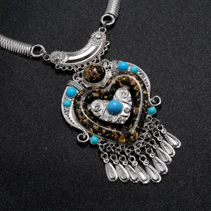 Vintage boho style konto kolier me kardia, glasmeno stoicheio kai omorfes mple chantes.