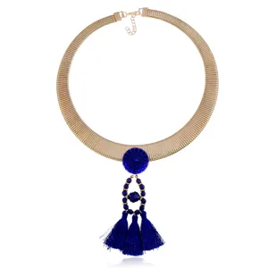 Goldene Schlangenketten-Choker-Halskette mit königsblauer Quasten-Anhänger und Perlendetail.