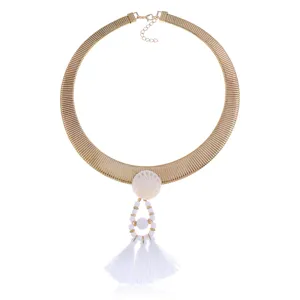 Detailansicht der goldenen Schlangenkette mit weissen Perlen und Quasten-Anhaenger.