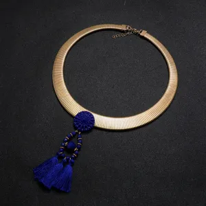 Goldfarbene Metall Schlangenkette Statement Kette mit blauen Quasten und Perlen.
