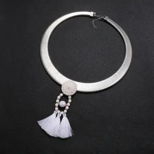 Detaillierte Ansicht des silbernen Schlangenkette-Colliers mit weißen Perlen und Quasten.