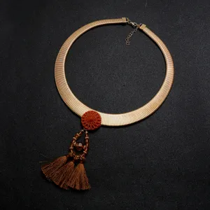 Goldene Schlangenkette Choker mit Quaste Detail Ansicht für Damen Mode Accessoire