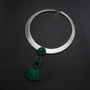 Silberfarbene flache Schlangenkette als Choker-Halskette mit auffälligem grünen Quasten-Anhänger.