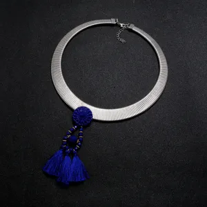 Detailaufnahme der Punk-Stil Silber Schlangenkette Halskette mit auffälligem blauen Quastenanhänger.