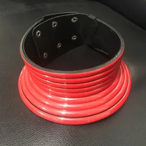 Detailaufnahme des auffälligen roten Mehrring-Chokers mit glänzendem Finish und tollem Look.