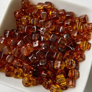 Primo piano di perline in acrilico quadrate marroni retrò, 6x7mm ciondoli per bigiotteria fai da te.