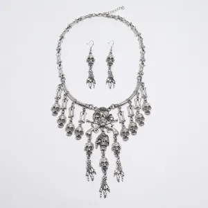 Conjunto de collar y pendientes de calavera esqueleto gótico, joyería punk plateada vintage.