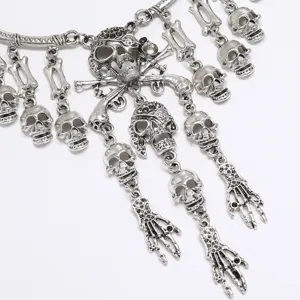 Vista detallada del collar gargantilla punk gotico vintage con craneos y huesos de plata.