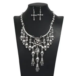 Conjunto de collar de calaveras y huesos con borlas multicapa y pendientes cruz gótica.