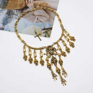 Vista de cerca detallada del conjunto de collar y aretes con calavera de estilo gótico.