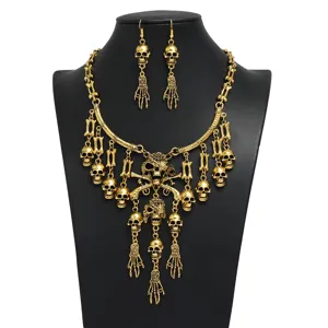 Conjunto de collar y pendientes de calavera y esqueleto dorado estilo gótico vintage.