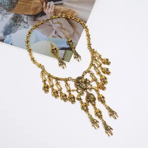 Conjunto de collar de calavera de multiples capas vintage y pendientes de mano fantasma.