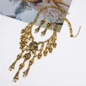 Collar gargantilla multicapa con calavera esqueleto vintage dorada y pendientes set.