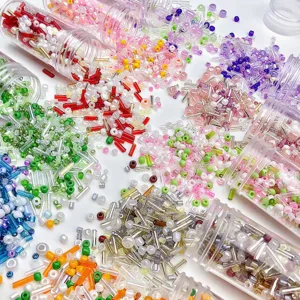 Perline di vetro e perline tubolari colorate miste per bracciali collane fatti a mano.