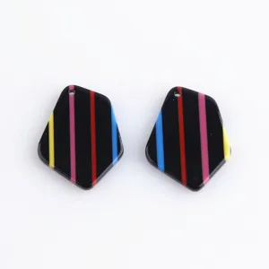 Primo piano dettaglio pendente ciondolo acrilico pentagono irregolare righe colorate DIY.