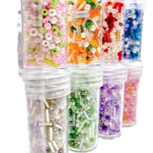 Set di perline colorate fai da te in barattolo per braccialetti e collane estive artigianali.