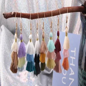 Vista dettaglio orecchini nappa multi strato, accessori gioielli frange cotone boho.