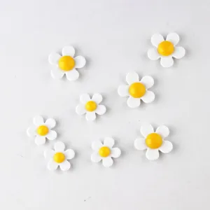 Acrylic five-petal daisy flower charms, flatback cabochons for DIY jewelry and hair accessories.