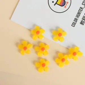 Acrylic flower loose beads for DIY handmade necklaces and earrings accessories detail view