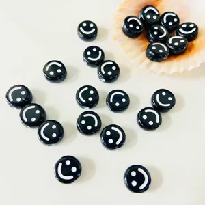 Primo piano di perline acriliche nere smiley, ideali per accessori di gioielleria fai da te.