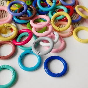 Bunte Metall Federringe, Keks Karabiner Haken fuer DIY Taschenanhänger und Schlüsselringe.