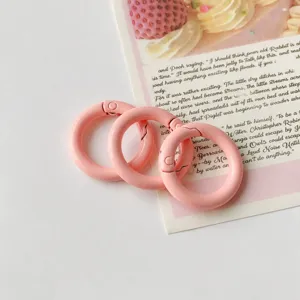 Rosa Metall Feder Ring Detailansicht, perfekt fur Taschen Anhanger und Schlusselring DIY.