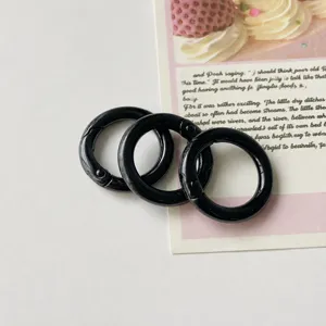 Schwarzer runder Federring Karabiner Schlüsselanhänger 25mm Metall Taschen Schnalle DIY.
