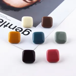 Primo piano di cabochon quadrati in resina colorata, perfetti per creare gioielli e orecchini.