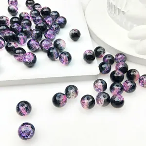 Nahaufnahme von lila verlaufenden, rissigen Glasperlen für DIY-Hand-Schmuck und Armbänder.