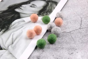 Boules en feutre de laine detail gros plan, ideales pour bricolage boucles d'oreilles fait main.